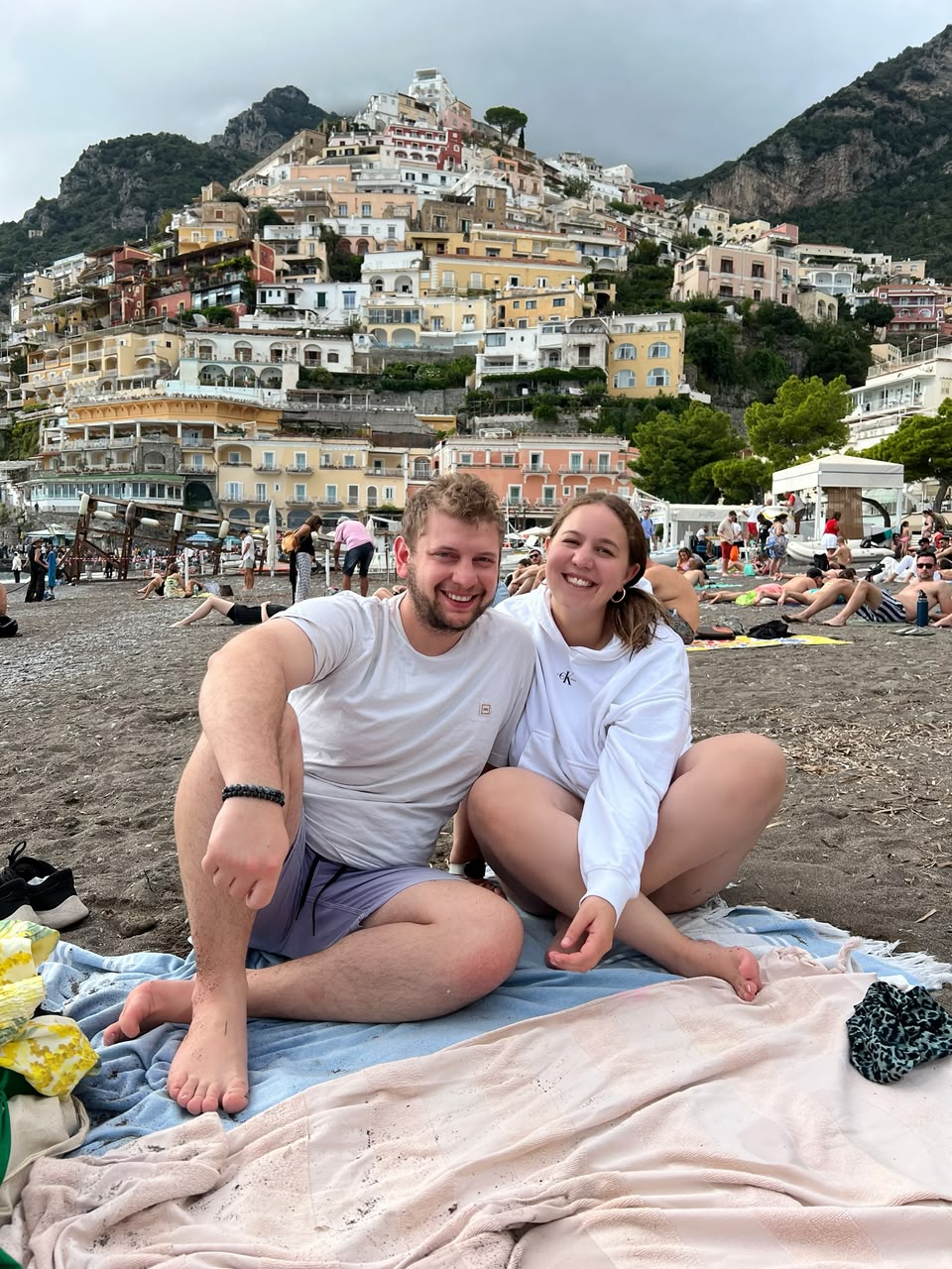 La pareja en la playa de la Costa Amalfitana, Italia