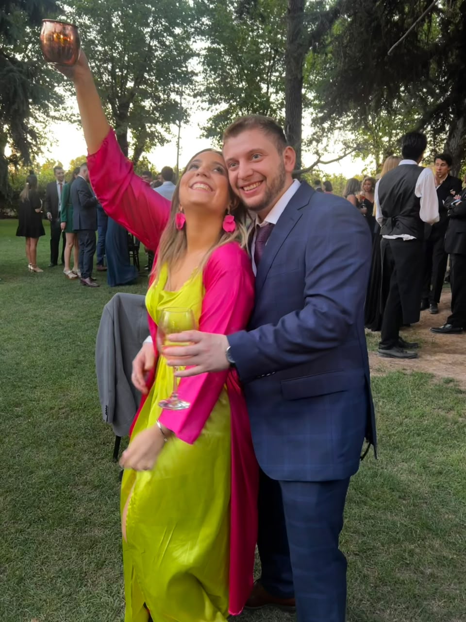 La pareja brindando en una celebración