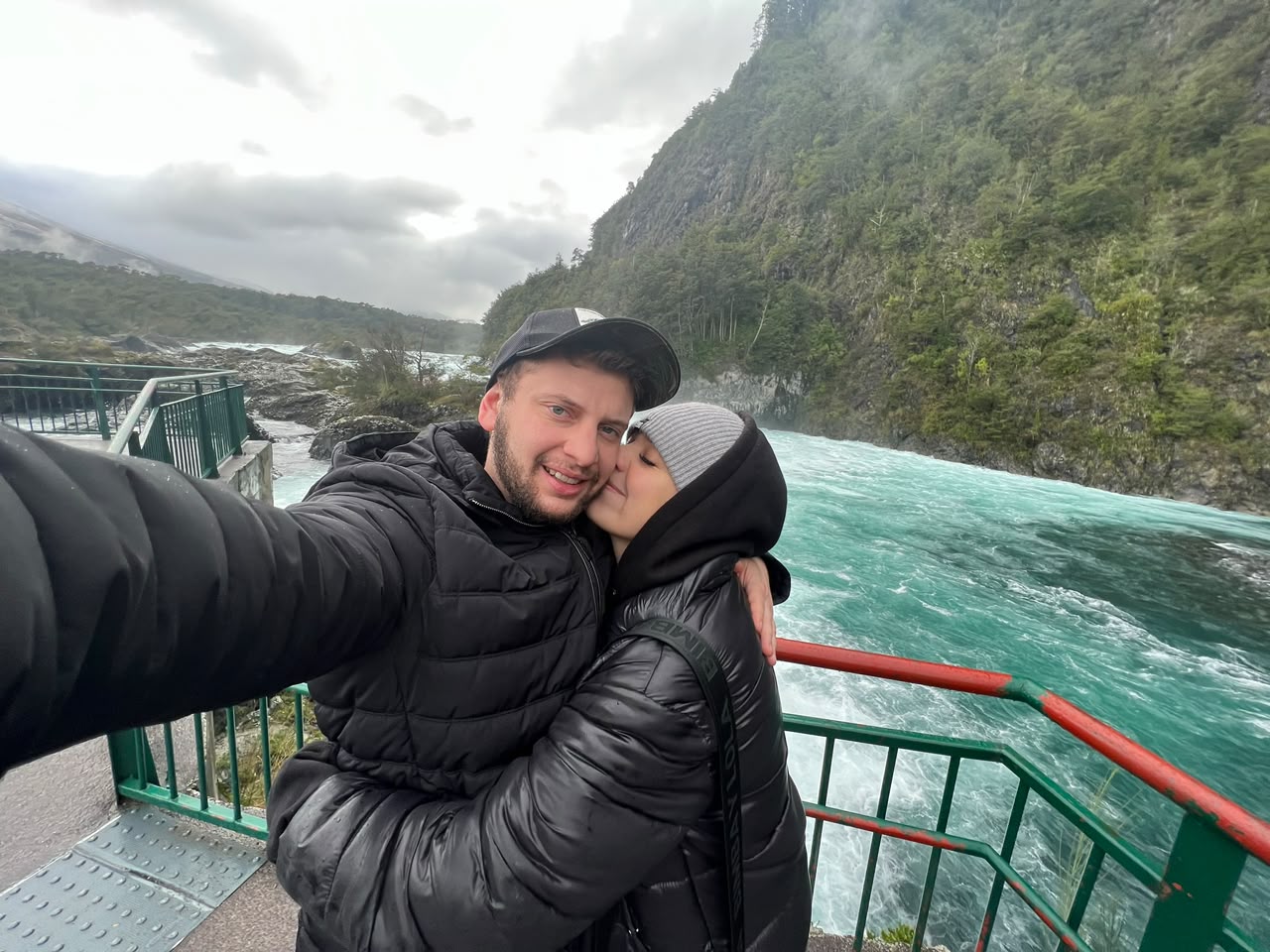 La pareja abrazada frente a un río turquesa en la Patagonia