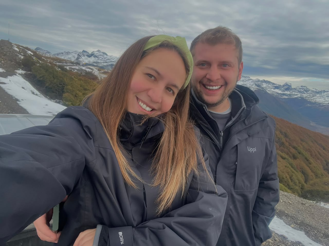Josefa y Sebastián frente a un glaciar en la Patagonia