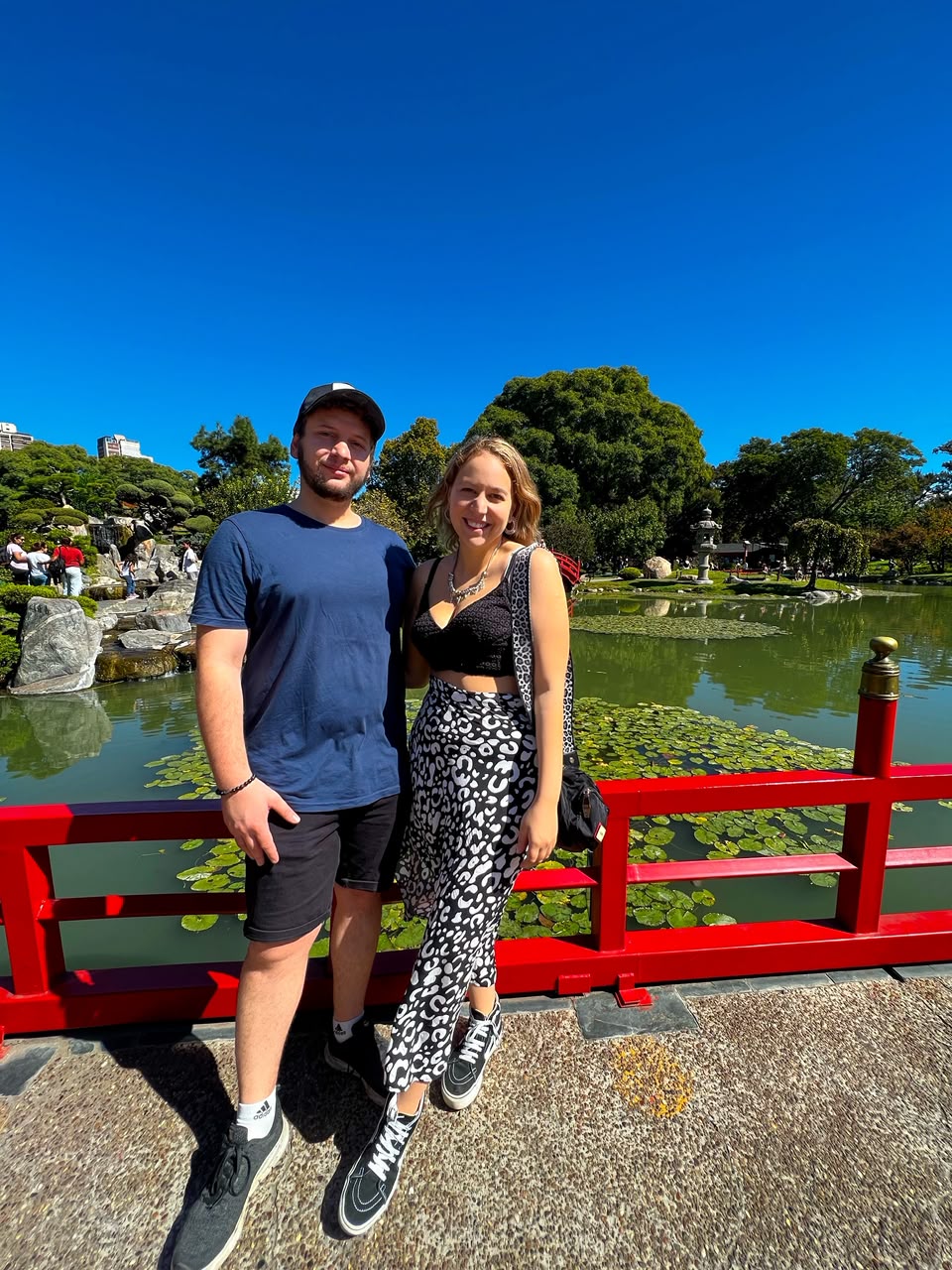Josefa y Sebastián en un puente rojo de un jardín japonés