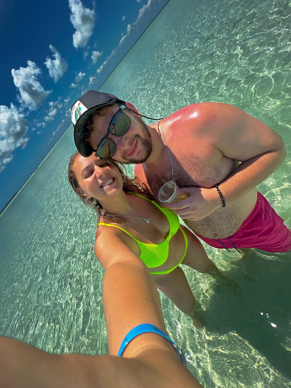 La pareja sonriendo en el mar